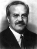 PSRS Ārlietu ministrs, jeb, kā šo amatu toreiz dēvēja Padomju Savienībā, Tautas komisārs Vjačeslavs Molotovs.
